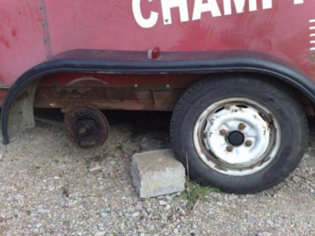 trailer 1 wheel missing