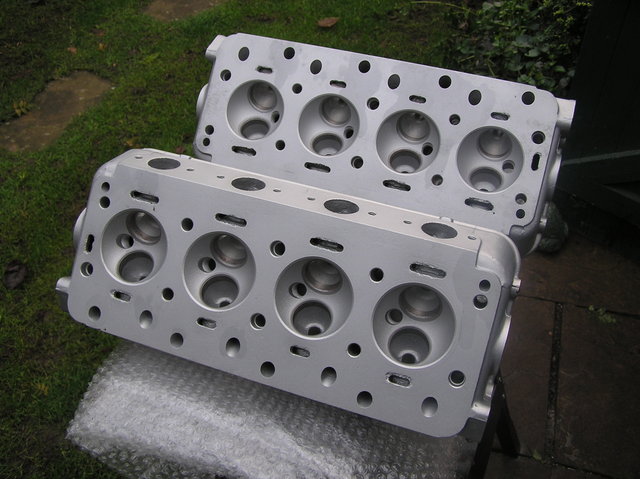 Daimler Hemi V8 heads