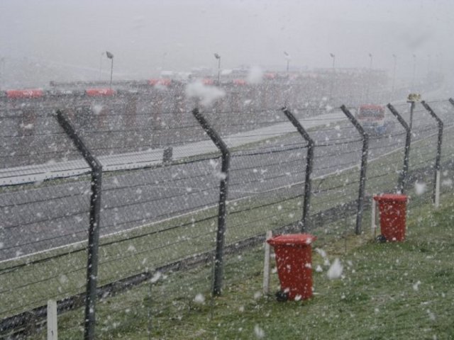 brands truck racing in snow