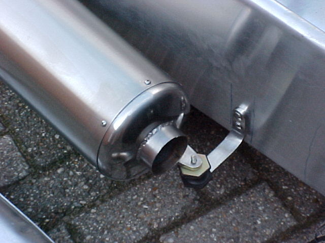 Rear exhaust bracket